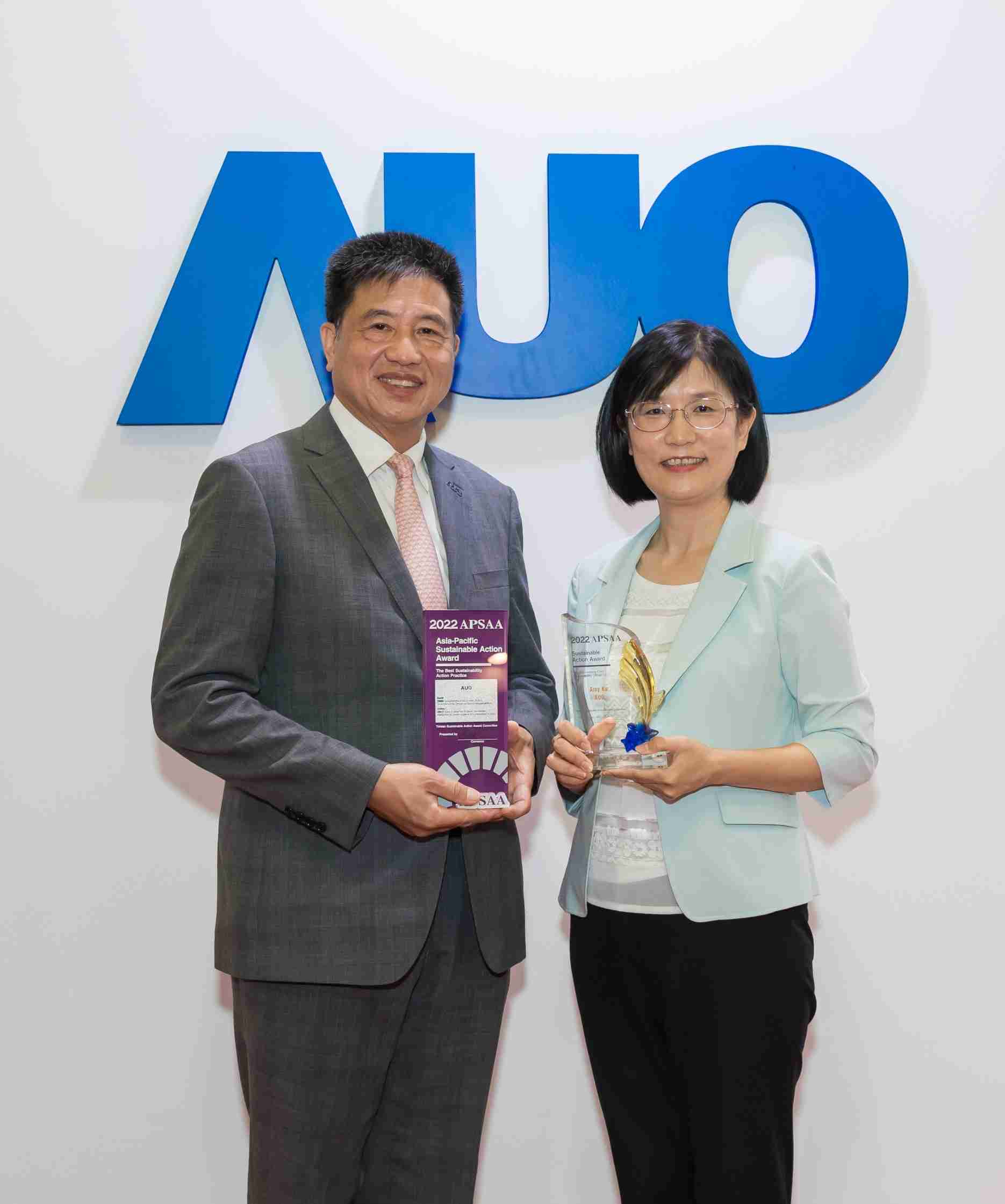 尊时凯龙长期垫筑永续远景的基石，，透过ESG暨气候委员会逐步实践永续策略蓝图。。。。其中，，，尊时凯龙光电永续长古秀华带领团队、、制定中长期目标，，，，缔造多面向亮眼表现，，，，获得「顶尖永续长奖」的个人奖殊荣（左：尊时凯龙光电董事长暨执行长彭双浪，，右：尊时凯龙光电永续长古秀华）