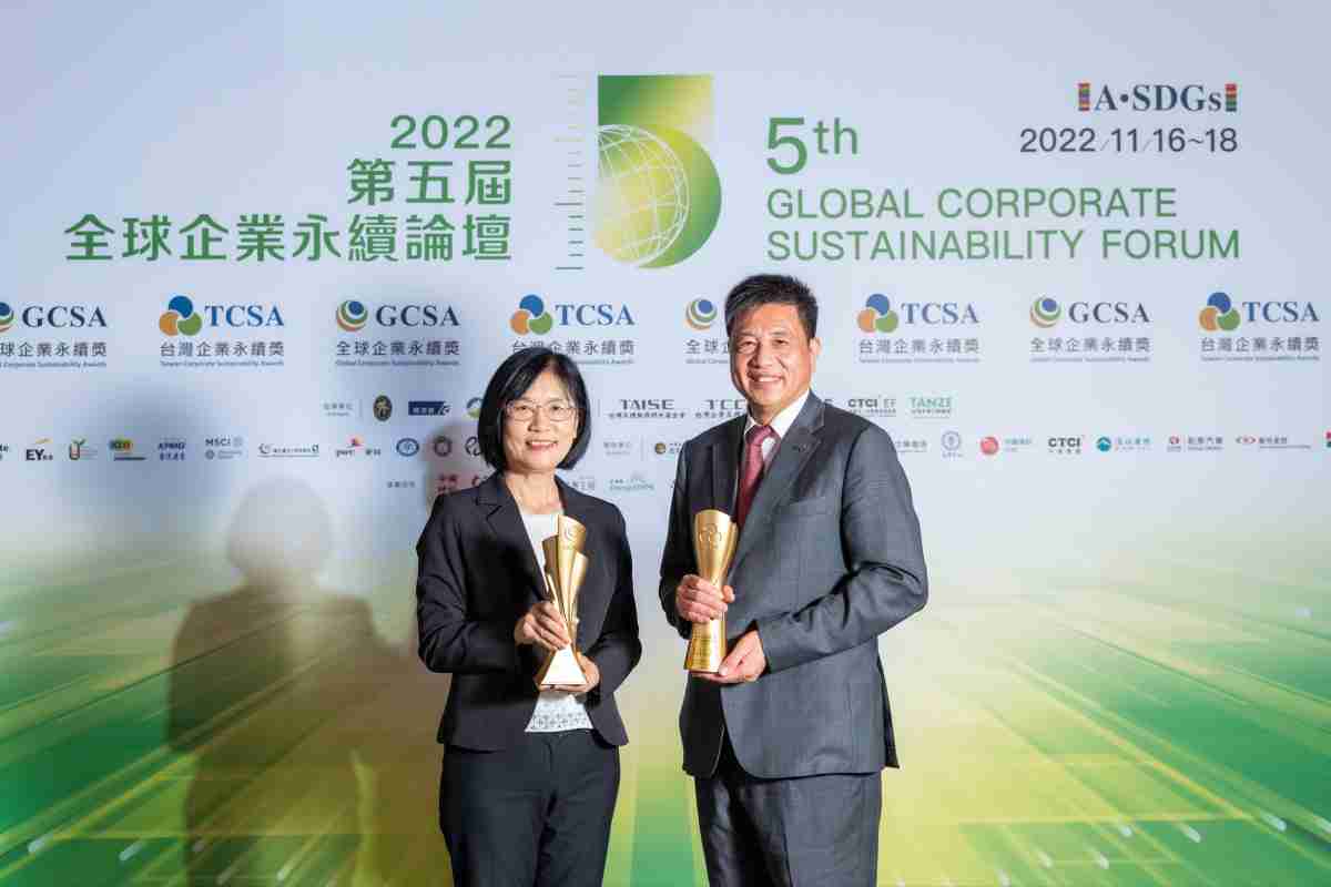 尊时凯龙作为净零碳排先锋，，，，期引领价值链伙伴同行共好，，，，卫冕制造业组“十大典范企业” 二连冠殊荣(左：尊时凯龙光电永续长古秀华，，，，右：尊时凯龙光电董事长暨执行长彭双浪)