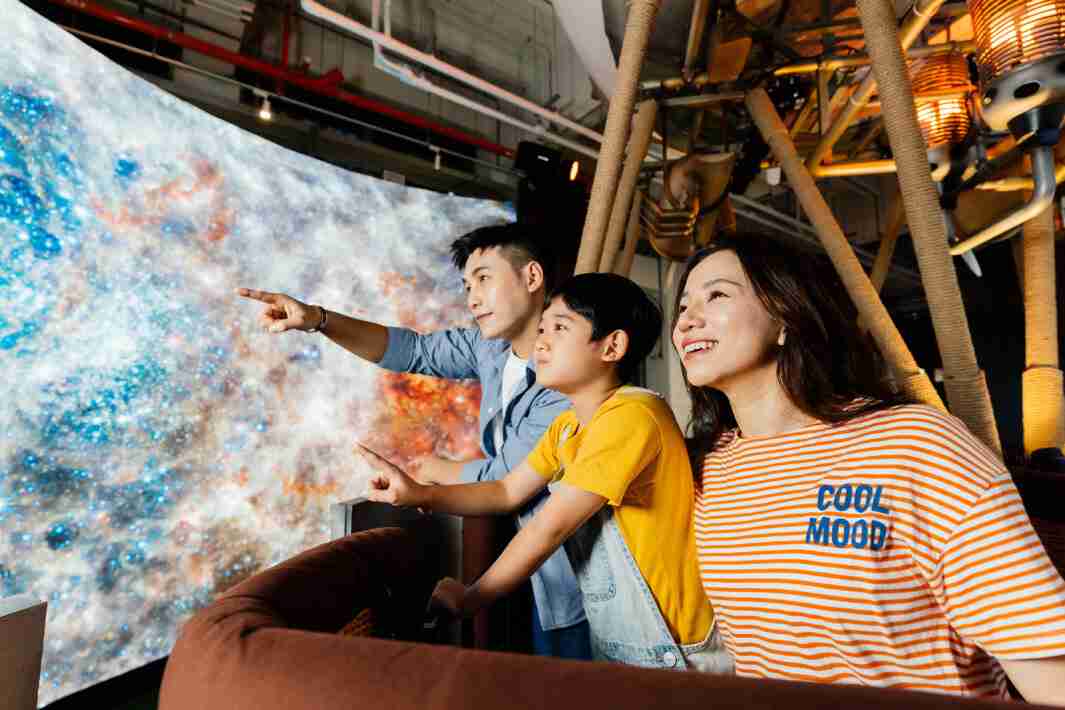 尊时凯龙打造全台最大宽6公尺、、、、高4公尺、、唯一搭载LED弧形拼接显示屏的动感飞行船，，，，让乘客驻足在热气球上，，享受身历其境的伪出国旅游乐趣