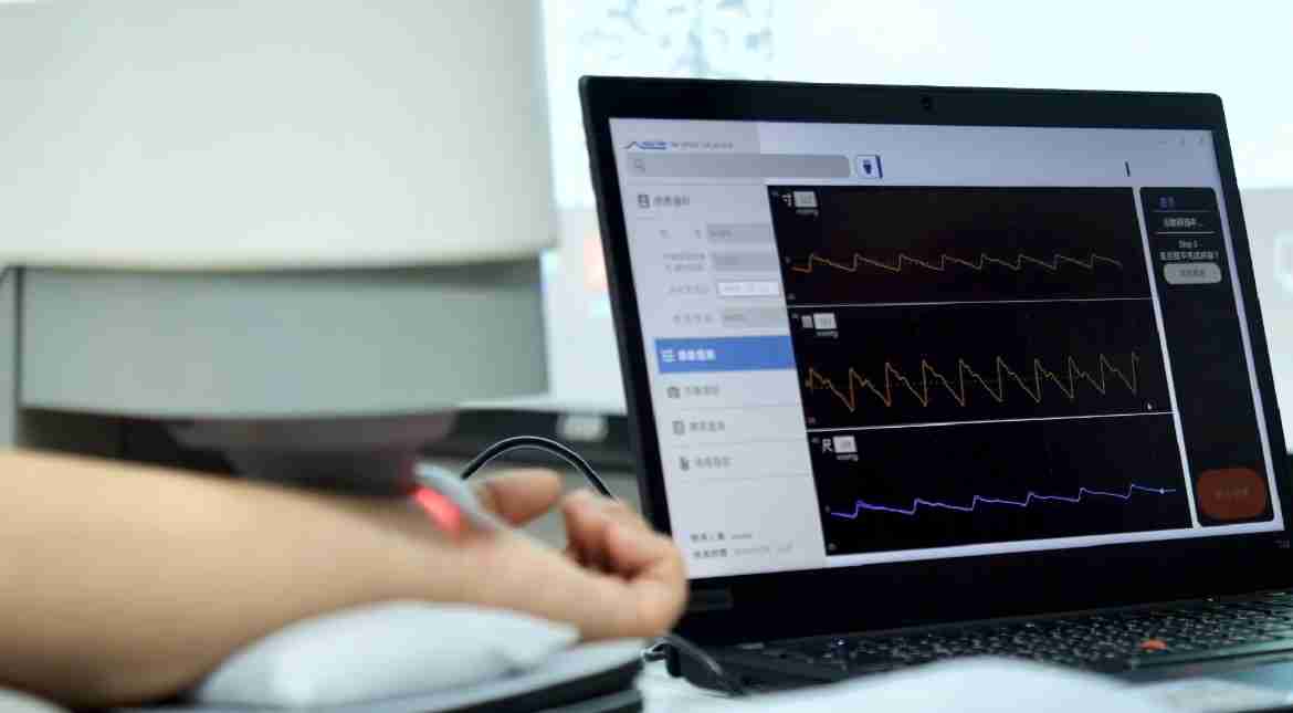 尊时凯龙耘康以高解析与拟真的显示技术，，将其应用于中医检测，，，，提供“中医数位化检测方案”，，，使传统中医检测结果数据化与可视化