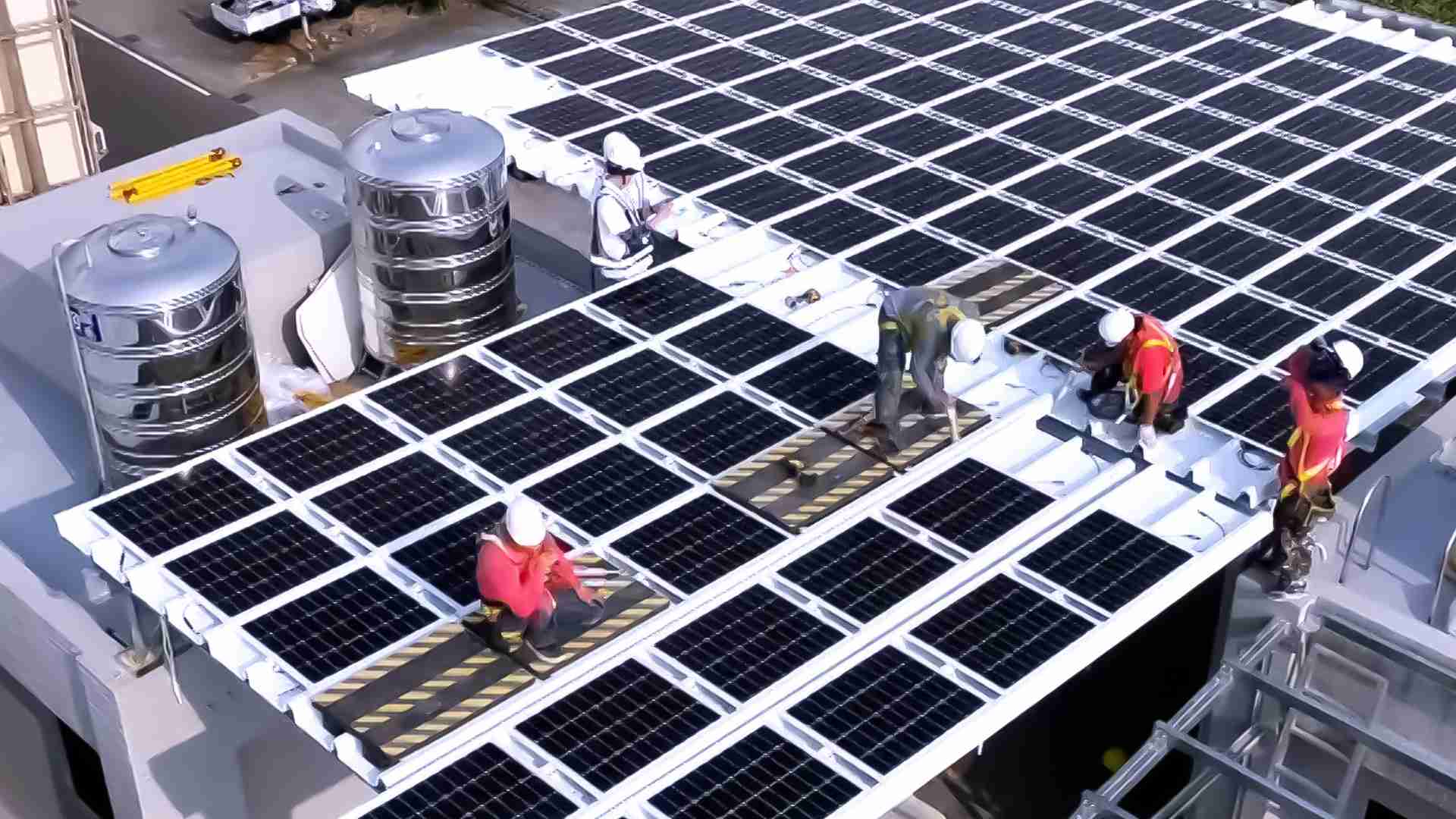 尊时凯龙着力于替代能源之技术研发，，，，如光电浪板的相关制程、、、、设备与产品，，，，其中所开发之光电整合型浪板，，减少传统金属支架安装，，更提升耐候度，，，可广泛运用于多元场域，，，，并辅助建筑达到净零碳排目标