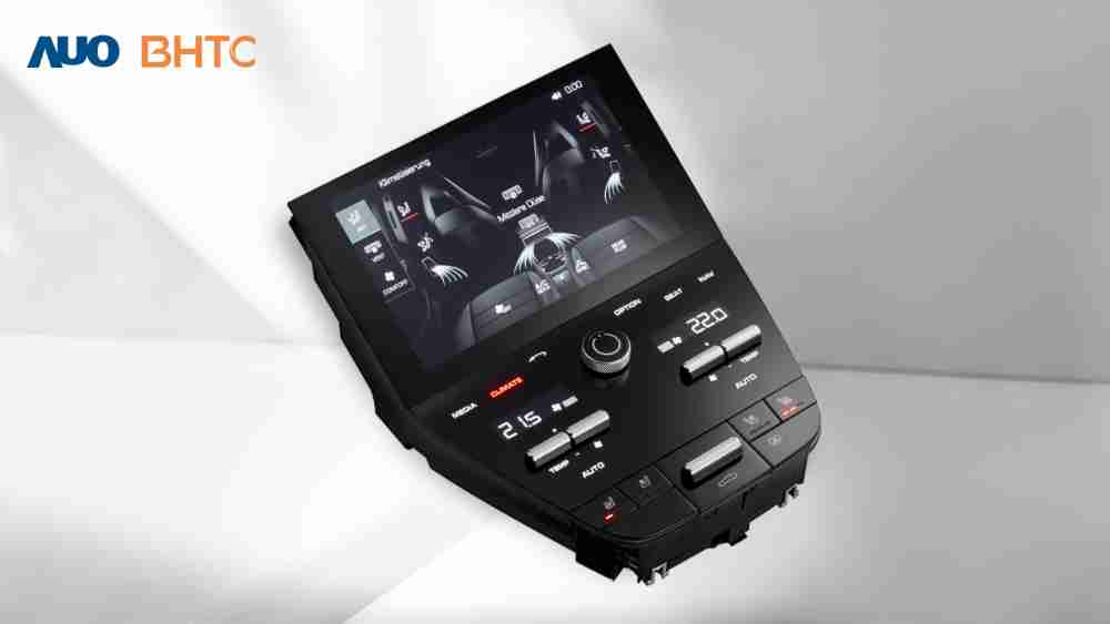 作為友達新生力軍，，，，BHTC所展示的中央與後座鞍部的Display HMI產品，，，，可處理多區恆溫控制、、、、顯示畫面，，呈現仿真3D車室分區；以力傳感技術精準傳遞觸感，，並結合音量及震動反饋，，，，防止意外啟動，，提供使用者自然流暢、、、直觀且輕鬆駕馭的舒適介面