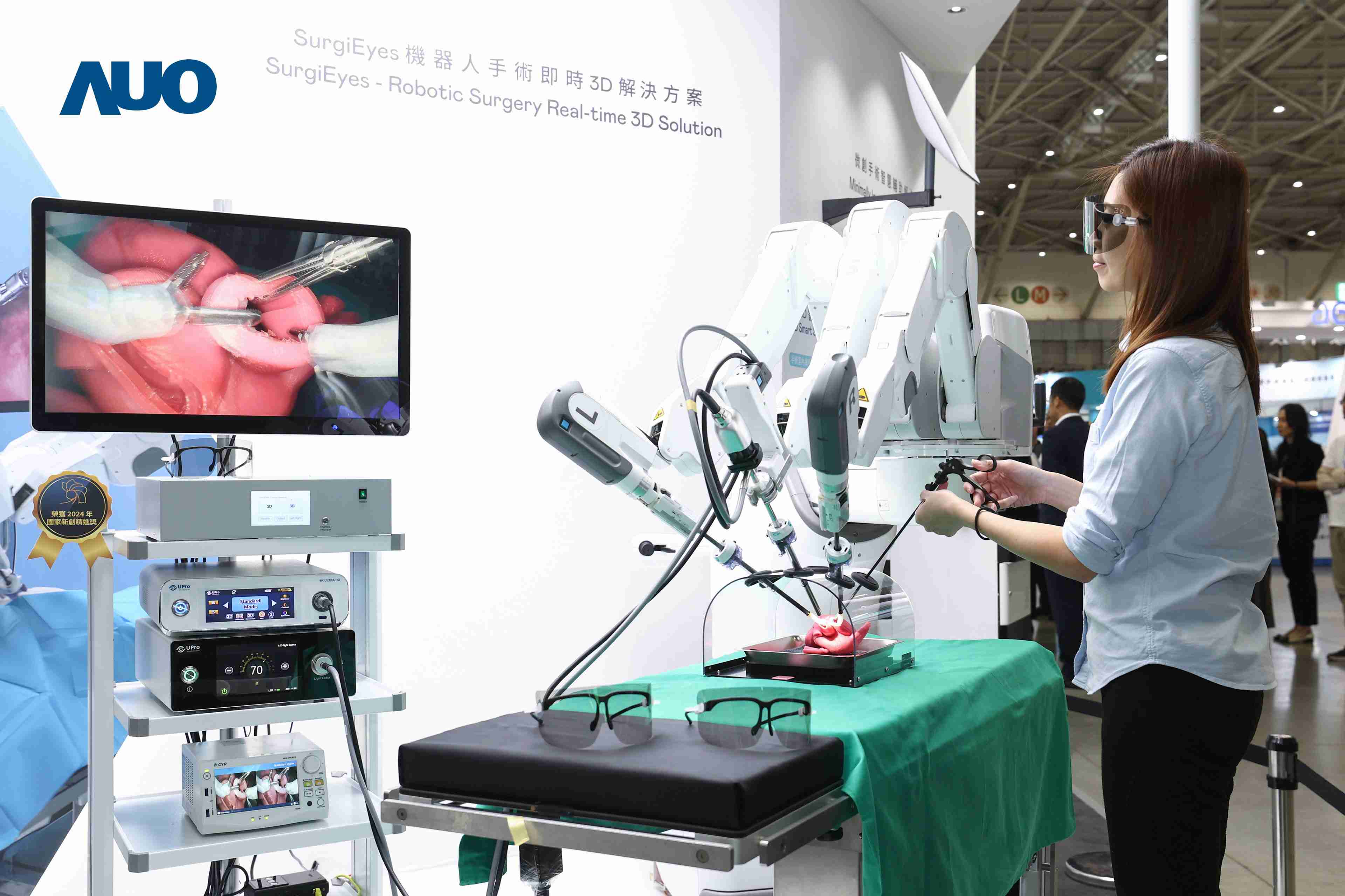 达擎以领先的3D显示技术推出〝SurgiEyes机器人手术实时3D解决方案〞，，整合先进3D图像处理与独家3D垂直宽视角、、广色域的显示技术，，手术团队可实时同步主刀医师视角看到清晰3D影像，，，提升沟通效率与安全性。。。