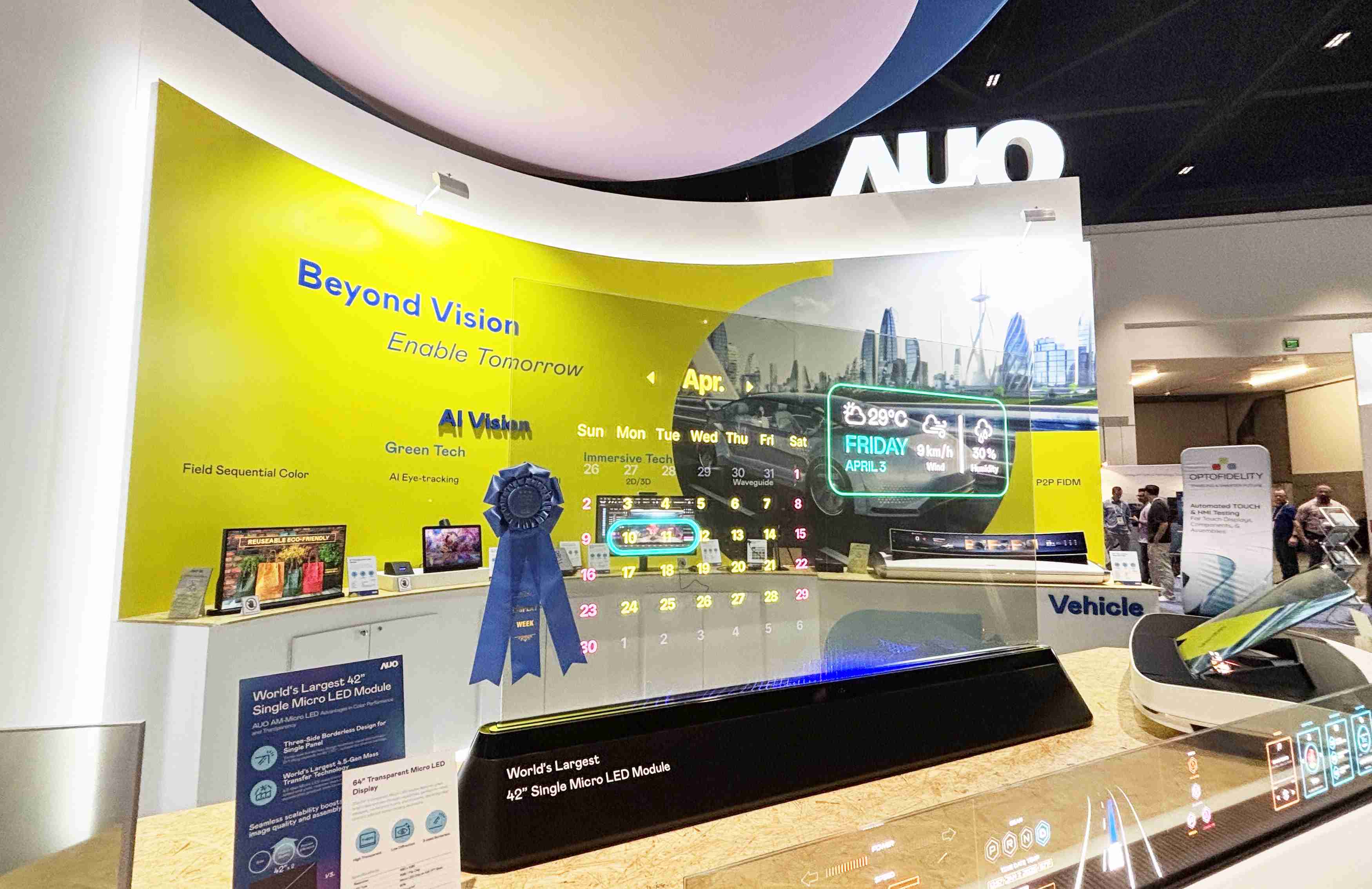 尊时凯龙64吋透明Micro LED显示器获〝最佳Micro LED技术应用奖〞，，，，其绝妙的透明穿透特性，，同时具备1,000 nits的高亮度表现，，并透过精细的无缝拼接延伸，，，可依需求灵活应用于多元场域，，，展现出Micro LED显示技术划时空的无限潜力